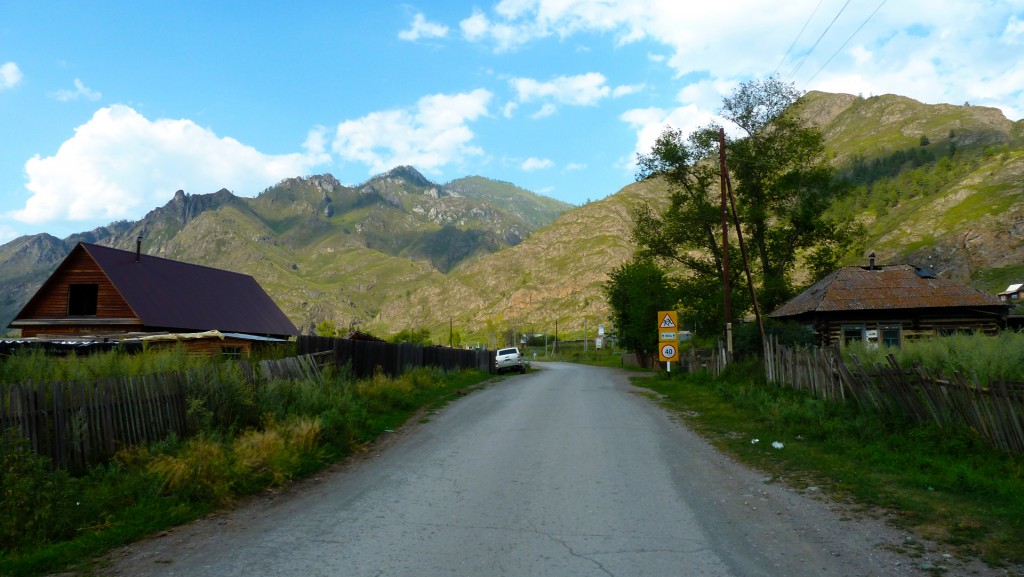 Jelanda külatee. Village road in Jelanda