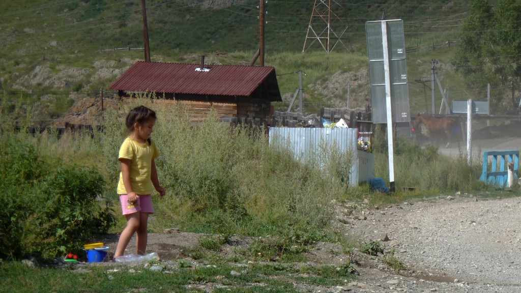 Laps teeääres mägnimas. A child playing at the roadside